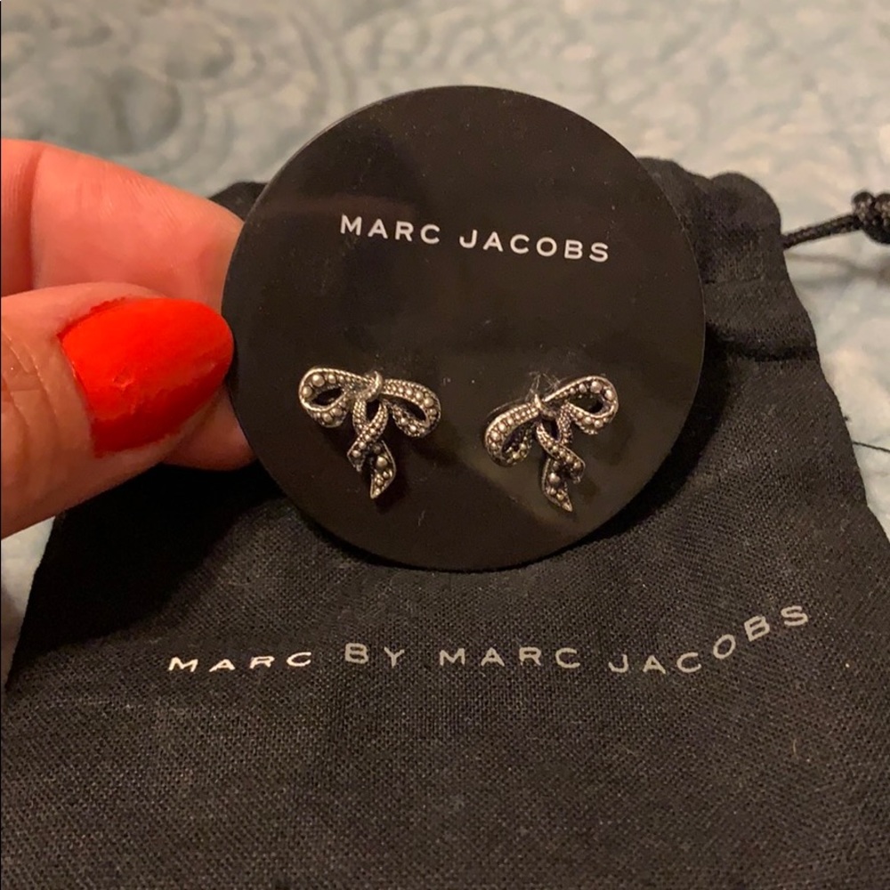 NWT MARC JACOBS ANTIQUE SILVER BOW STUDS WT DUSTBG